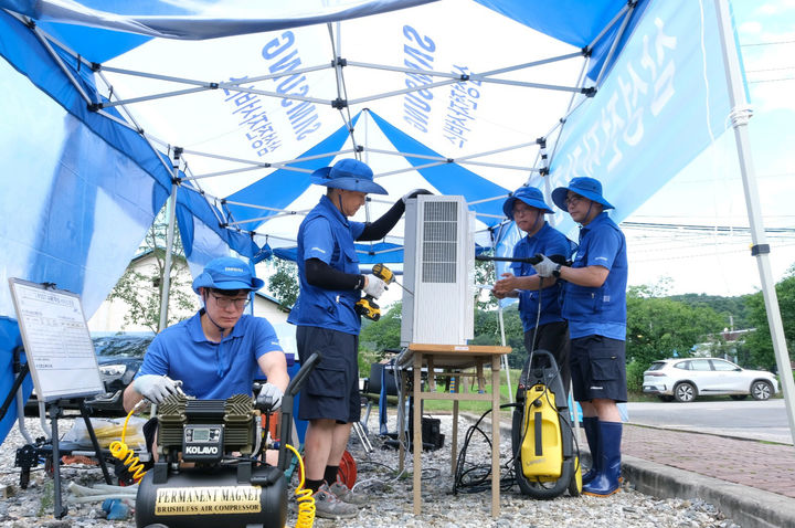 [서울=뉴시스] 삼성은 21일 전국 각지에서 발생한 집중호우로 큰 피해를 입은 주민들을 위로하고 신속한 피해 복구를 지원하기 위해 성금 30억원을 기부했다고 밝혔다.이번 성금 기부에는 삼성전자, 삼성디스플레이, 삼성SDI, 삼성전기, 삼성SDS, 삼성생명, 삼성화재, 삼성물산 등 8개 관계사가 참여했다. 삼성은 구호성금 기부 이외에도 피해 주민들의 어려움을 덜어주기 위해 가전제품 특별 점검 등을 제공했다. (사진=삼성 제공) 2025.07.21. photo@newsis.com *재판매 및 DB 금지