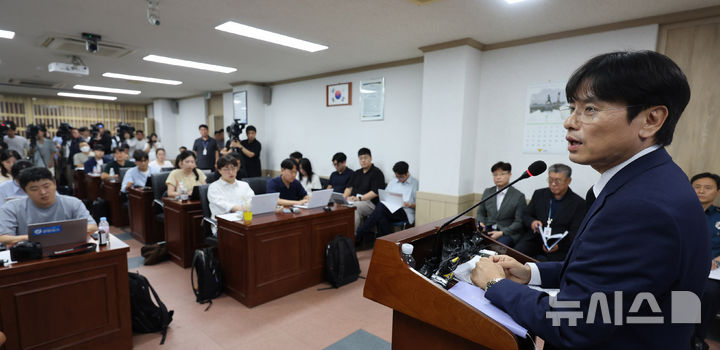 [인천=뉴시스] 전진환 기자 = 이헌 인천 연수경찰서 형사과장이 21일 오후 연수경찰서 2층 소회의실에서 송도국제도시 아파트에서 발생한 60대 남성의 사제총기 아들 살해 사건과 관련해 기자들의 질문에 답하고 있다. 2025.07.21. amin2@newsis.com