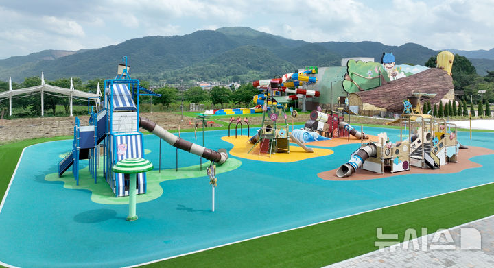 [곡성=뉴시스] 전남 곡성군 섬진강기차마을 물놀이장 운영. (사진=곡성군청 제공). photo@newsis.com *재판매 및 DB 금지