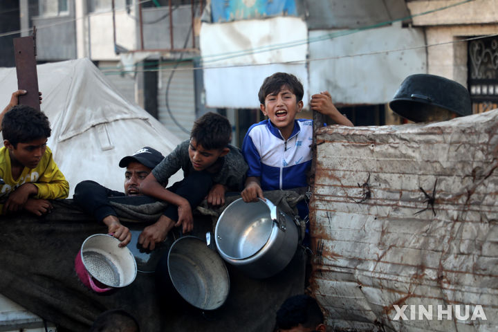 [가자시티=신화/뉴시스] 지난 20일(현지 시간) 가자지구 가자시티 중심가에 있는 식량 배급소에 구호 음식을 받으려는 팔레스타인 주민들이 몰려들고 있다. 가자 보건 당국은 지난 3월 이스라엘의 가자지구 봉쇄 이후 굶어 죽은 사람이 86명에 달하며, 이 중 76명이 어린이라고 밝혔다. 2025.07.22.