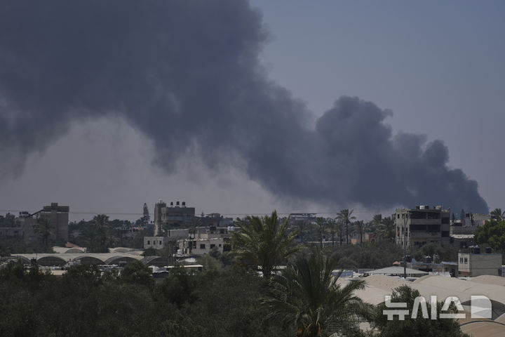 [데이르알발라=AP/뉴시스] 21일(현지 시간) 가자지구 중부 데이르알발라에서 이스라엘군의 폭격으로 연기가 피어오르고 있다. 이스라엘군이 데이르알발라에서 개전 후 처음으로 전차와 장갑차를 투입하며 지상 작전을 실행했다. 2025.07.22. 