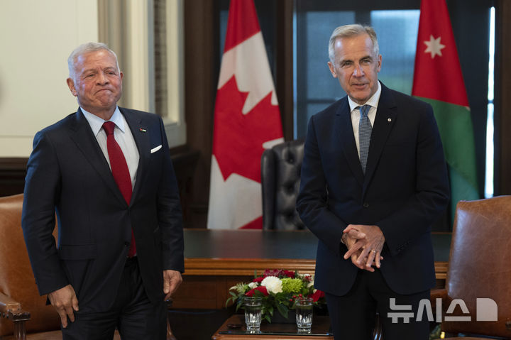 [오타와=AP/뉴시스]마크 카니 캐나다 총리(오른쪽)가 지난 21일(현지시각) 압둘라 2세 요르단 국왕과 회담하고 있다. 카니 총리가 이스라엘이 가자지구의 인도주의 재난을 막지 못한 것을 규탄했다. 2025.7.26.&nbsp; 