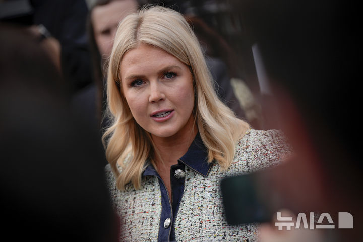 [워싱턴=AP/뉴시스]캐럴라인 레빗 백악관 대변인이 21일(현지 시간) 백악관 경내에서 취재진 질문에 답변하고 있다. 2025.07.22.