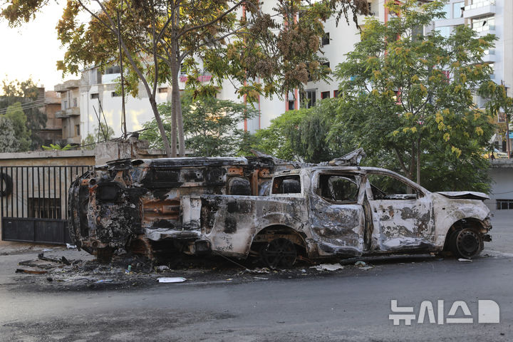 [수와이다=AP/뉴시스] 지난 21일 시리아 수와이다 거리에 베두인 부족과 드루즈 민병대간 충돌로 불에 탄 차량 잔해가 길 위에 그대로 남아 있다. 2025.07.22.