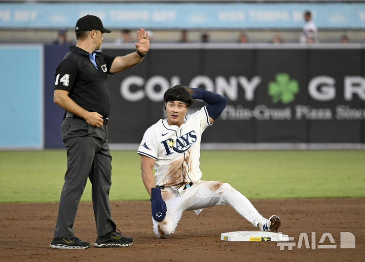 [탬파=AP/뉴시스] 탬파베이 레이스 김하성이 21일(현지 시간) 미 플로리다주 탬파의 조지 M. 스타인브레너 필드에서 열린 2025 메이저리그 시카고 화이트삭스와의 경기 2회 말 볼넷 진루에 이어 2루에 도루한 후 2루심 마크 웨그너가 타임을 선언하고 있다. 김하성은 허리 통증으로 4회에 교체됐다. 2025.07.22