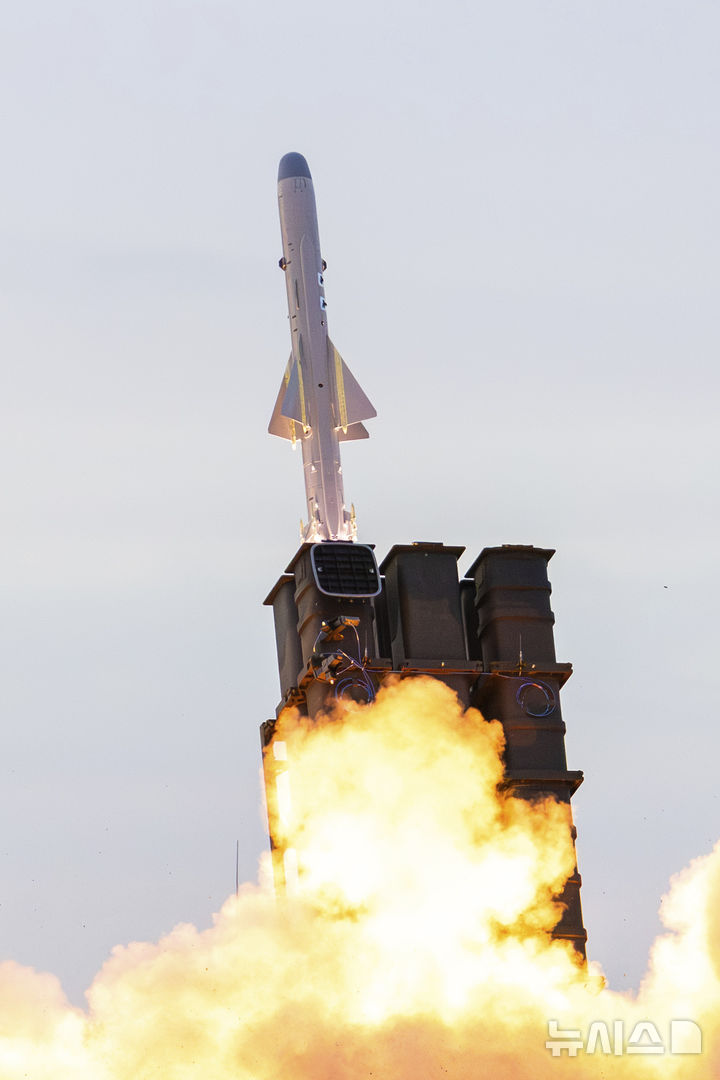 [저비스만=AP/뉴시스] 7월 22일(현지 시간) 호주 저비스만 인근 비크로프트 사격장에서 일본 육상자위대 제2포병여단이 '2025 탈리스만 세이버' 훈련에 참여해 12식 지대함 미사일을 발사하고 있다. '탈리스만 세이버' 훈련은 미국 인도·태평양사령부와 호주 합동군사령부가 공동으로 주관, 격년제로 개최하는 다국적 연합 훈련으로 오는 27일까지 열리며 대한민국을 비롯해 19개국 3만5천여 명이 참가했다. 2025.08.04.