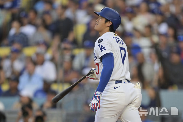 [로스앤젤레스=AP/뉴시스] LA 다저스의 오타니 쇼헤이가 21일(현지 시간) 미 캘리포니아주 로스앤젤레스의 다저 스타디움에서 열린 2025 메이저리그 미네소타 트윈스와의 경기 1회 말 역전 2점 홈런(시즌 35호)을 친 후 타구를 바라보고 있다. 2025.07.22.