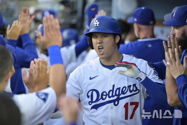 [로스엔젤레스=AP/뉴시스] LA 다저스의 오타니 쇼헤이가 21일(현지 시간) 미 캘리포니아주 로스앤젤레스의 다저스타디움에서 열린 2025 메이저리그(MLB) 미네소타 트윈스의 경기에 2번 지명타자로 선발 출전해 1회말 역전 투런포(시즌 35호)를 쏘아 올린 뒤 더그아웃에서 포효하고 있다. 2025.07.22.