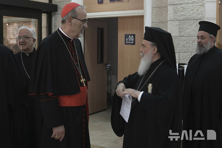 [예루살렘=AP/뉴시스] 피에르바티스타 피자발라 가톨릭 예루살렘 총대주교(왼쪽)와 테오필루스 3세 정교회 예루살렘 총대주교가 22일(현지 시간) 이스라엘 예루살렘에서 열린 기자회견 전 인사하고 있다. 2025.07.23.