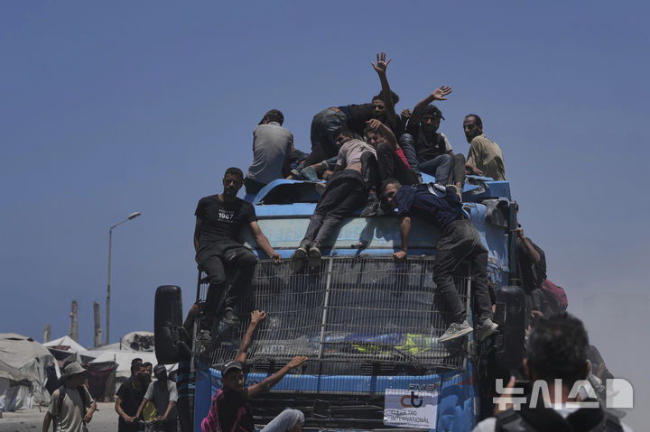 [가자시티=AP/뉴시스] 22일(현지 시간) 팔레스타인 주민들이 가자지구 북부에서 가자시티로 들어오는 인도적 지원 트럭에 몰려들고 있다. '세이브 더 칠드런'과 '국경없는의사회'를 포함한 111개 구호단체들이 가자 지구 전역에서 "대규모 기아"가 확산되고 있으며, 구호 단체 직원들도 극심한 고통에 시달리고 있다고 경종을 울리는 공동성명을 발표했다고 BBC와 프랑스24등이 23일 보도했다. 2025.07.23.