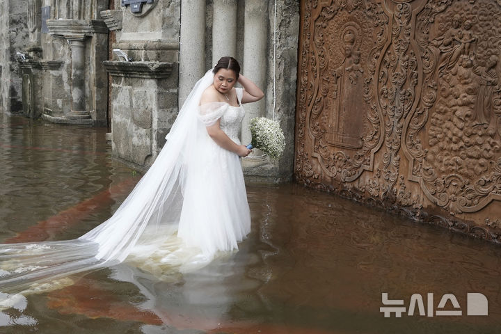 [말로로스=AP/뉴시스] 22일(현지 시간) 필리핀 불라칸 주 말로로스 바라소인 교회에서 열린 결혼식에서 신부가 입장 대기하고 있다. 2025.07.23.