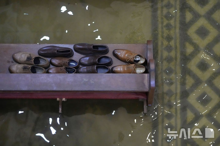 [말로로스=AP/뉴시스] 22일(현지 시간) 필리핀 불라칸 주 말로로스 바라소인 교회에서 열린 결혼식에 참석한 하객들의 구두가 의자에 놓여져 있다. 2025.07.23.