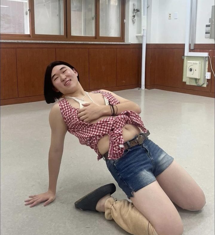 [의정부=뉴시스] 의정부고등학교 학생자치회가 공개한 졸업사진. '워터밤 여신' 권은비를 표현한 모습. (사진=의정부고 학생자치회 인스타그램 제공). 2025.07.22. photo@newsis.com&nbsp; *재판매 및 DB 금지