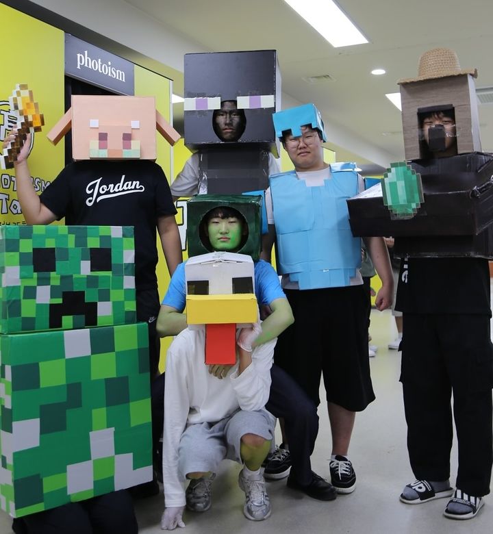 [의정부=뉴시스] 의정부고등학교 학생자치회가 공개한 졸업사진. 오픈월드 형식의 게임 '마인크래프트' 캐릭터 등을 표현한 모습. (사진=의정부고 학생자치회 인스타그램 제공). 2025.07.22. photo@newsis.com&nbsp; *재판매 및 DB 금지