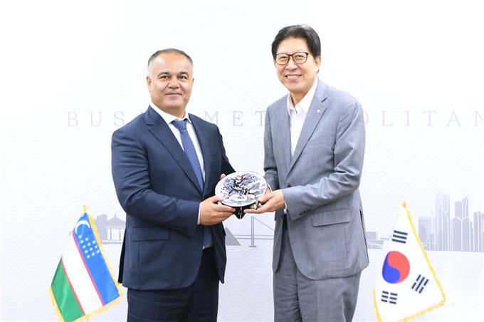 [부산=뉴시스] 박형준 부산시장이 아디즈 보보예프(왼쪽) 우즈베키스탄 사마르칸트 주지사를 접견하고 있다.(사진=부산시 제공) 2025.07.22. photo@newsis.com *재판매 및 DB 금지