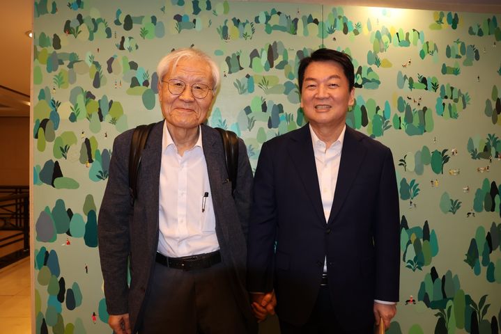 [서울=뉴시스] 안철수 국민의힘 의원(오른쪽)과 조갑제 조갑제닷컴 대표는 21일 저녁 서울 종로구 한 식당에서 만찬 회동을 가졌다. (사진=안철수 의원실 제공) *재판매 및 DB 금지