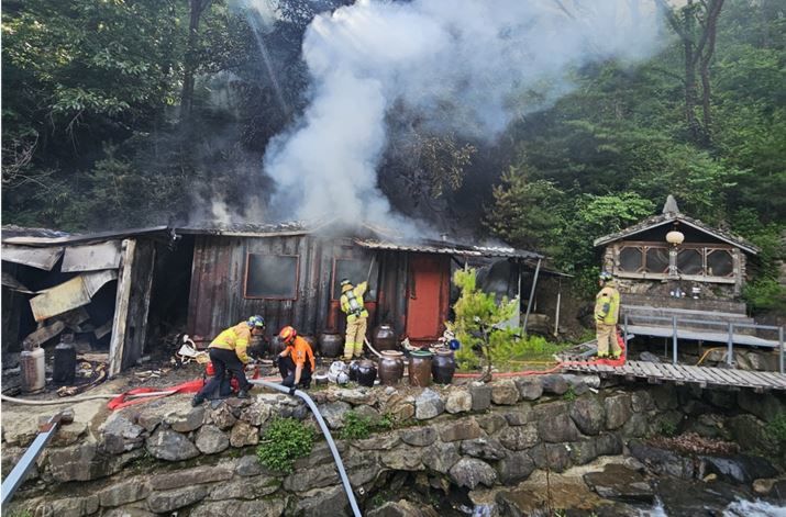 [문경=뉴시스] 경북 문경시 마성면의 한 컨테이너에서 발생한 화재를 소방당국이 진화하고 있다. (사진=경북소방본부 제공) 2025.07.22. photo@newsis.com *재판매 및 DB 금지