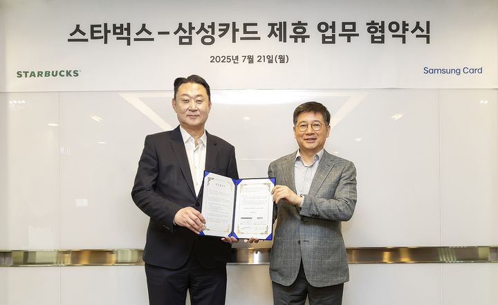 [서울=뉴시스] 손정현(왼쪽) 스타벅스 코리아 대표이사와 김이태 삼성카드 사장이 카드 제휴 업무협약을 들어보이고 있다. (사진=스타벅스코리아 제공) *재판매 및 DB 금지