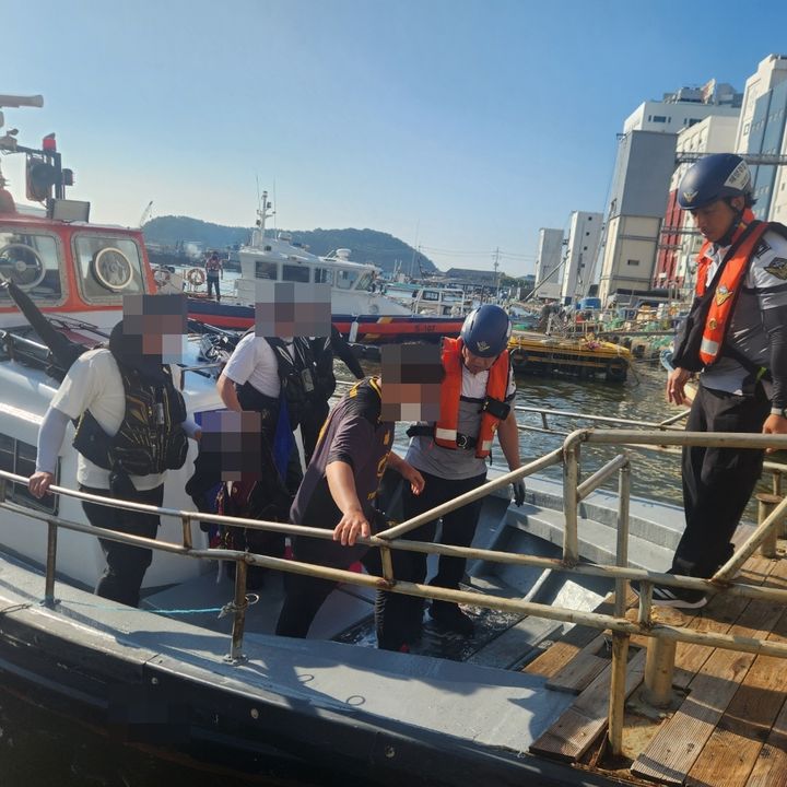 [부산=뉴시스] 22일 오전 6시45분께 부산 사하구 남형제도 갯바위에서 낚시를 하던 30대가 바다에 빠져 인근 어선에 의해 구조됐다. (사진=부산해양경찰서 제공) 2025.07.22. photo@newsis.com *재판매 및 DB 금지