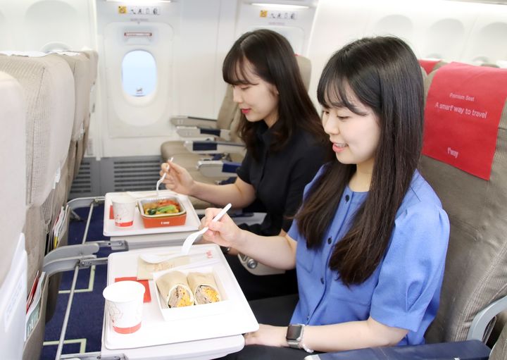[대구=뉴시스] 9일 식품의약품안전처에 따르면 기내식은 지상에서 조리한 뒤 항공기로 운반되고, 비행 중 다시 재가열해 승객에게 제공된다. 사진은 티웨이항공의 순수 채식 기내식 출시 사진. 해당 사지은 기사와 직접 관련이 없습니다. (사진=티웨이항공 제공) photo@newsis.com *재판매 및 DB 금지