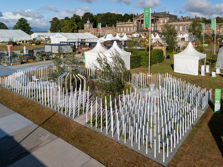 [서울=뉴시스] 'RHS 플라워쇼 웬트워스 우드하우스 2025'에 조성된 '정원이 속삭이다(Garden Whispers)'의 모습. 2025.07.22. (사진=현대건설 제공) photo@newsis.com *재판매 및 DB 금지