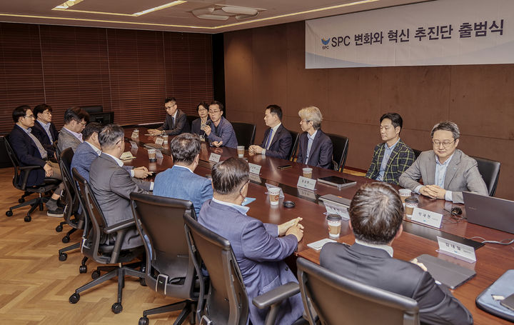 [서울=뉴시스] 허진수(뒷줄 가운데) 변화와 혁신 추진단 의장이 서울 양재동 SPC그룹 본사에서 21일 열린 '변화와 혁신 추진단' 출범식에서 송영수 파리크라상 노조위원장의 발언을 듣고 있다. (사진=SPC그룹 제공)&nbsp; *재판매 및 DB 금지