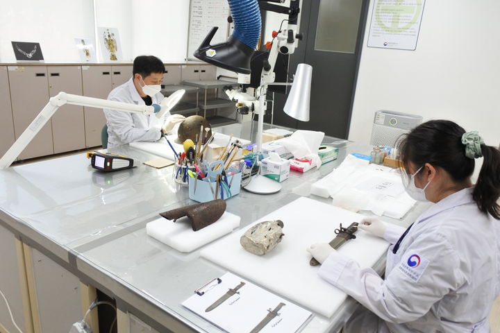 [서울=뉴시스] 국립문화유산연구원이 보존처리한 DMA 내 6·25전사자 유품(사진=국가유산청 제공) 2025.07.22. photo@newsis.com *재판매 및 DB 금지