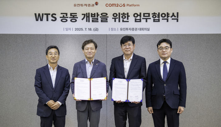 컴투스플랫폼은 유진투자증권과 ‘차세대 WTS(웹트레이딩시스템) 프로젝트 공동 개발’에 대한 업무 협약을 체결했다. 사진은 왼쪽부터 유진투자증권의 노진만 IT본부장과 고경모 대표, 컴투스플랫폼 최석원 대표, 컴투스홀딩스 정철호 대표. (사진=컴투스플랫폼 제공) *재판매 및 DB 금지