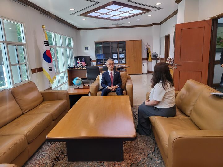 [쿠알라룸푸르=뉴시스] 여승배 주말레이시아 대한민국 대사가 17일(현지 시간) 말레이시아 쿠알라룸푸르 잘란 암팡 주말레이시아 대한민국 대사관에서 뉴시스와의 인터뷰에 응하고 있다. (사진=주말레이시아 대사관 제공) *재판매 및 DB 금지