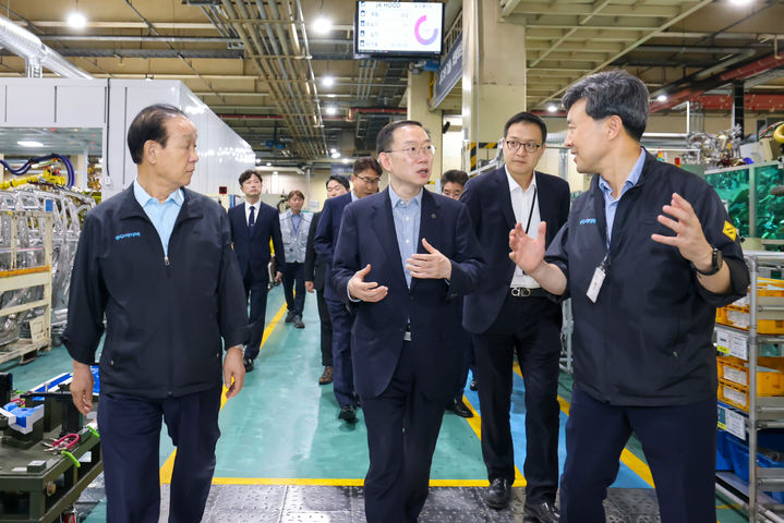 [양산=뉴시스] 이명구(앞줄 가운데) 관세청장이 18일 경남 양산시에 소재한 자동차부품 생산업체 ㈜성우하이텍 서창공장을 방문해 생산현장을 둘러보고 있다.(사진=관세청 제공) *재판매 및 DB 금지