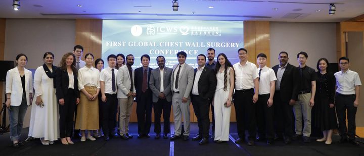 국제흉벽수술학회에서 왕웬린 박사(왼쪽에서 열번째)와 참가자들이 함께 기념 촬영을 하고 있다. (사진=엘앤케이바이오메드) *재판매 및 DB 금지