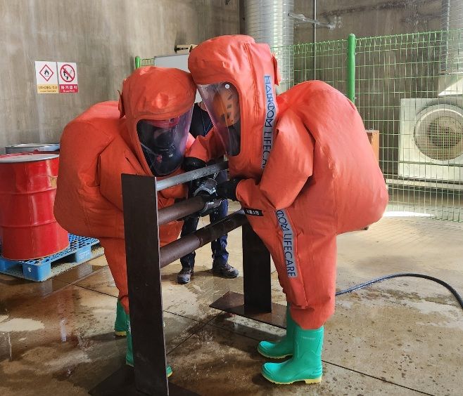 [세종=뉴시스] 소방대원이 화학사고 대응능력 1급 실기 평가를 실시하고 있다. (사진=소방청). *재판매 및 DB 금지