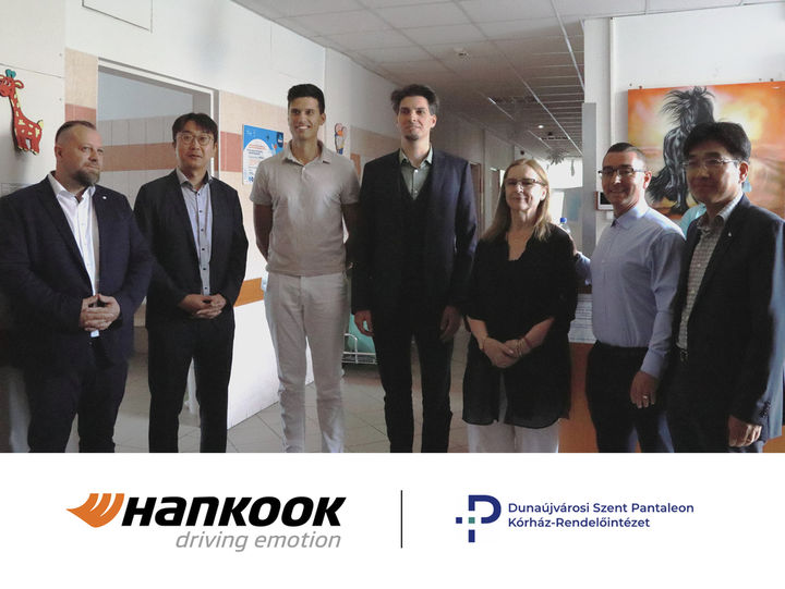 [서울=뉴시스] 한국타이어 관계자들이 지난달 헝가리 두나우이바로시의 성 판탈레온 병원에 아동 병동 환경 개선을 위한 후원금 1000만원을 전달한 뒤 기념촬영을 하고 있다. (사진=한국타이어 제공) 2025.07.22 photo@newsis.com *재판매 및 DB 금지