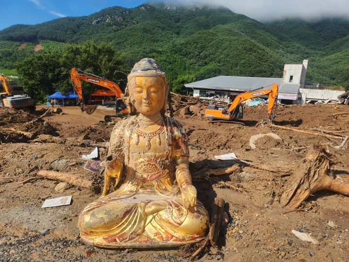 [산청=뉴시스] 서희원 기자= 22일 오전 9시 30분께 경남 산청군 신안면 외송리 구 경호강 휴게소 침수지역에 수색작업이 한창인 가운데 스님은 보이지 않고 불상만 남아 있다. 2025. 07. 22. shw1881@newsis.com *재판매 및 DB 금지