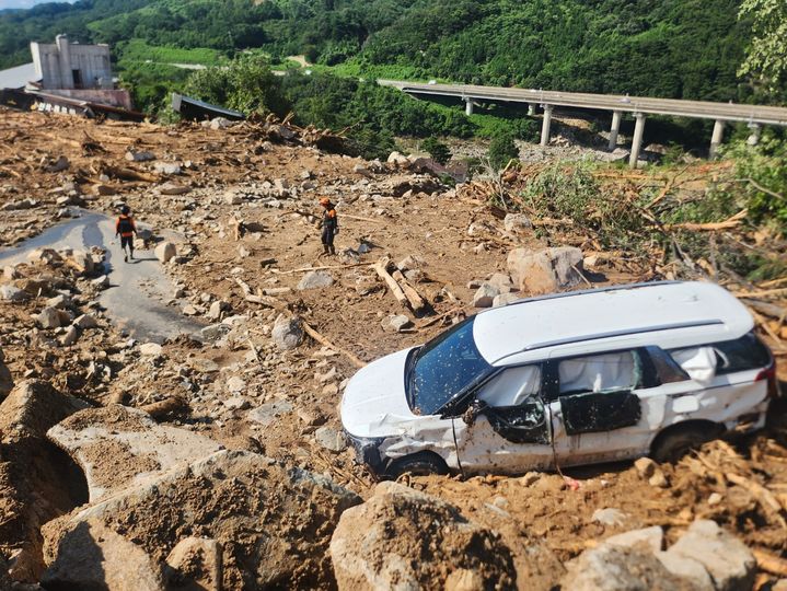 [산청=뉴시스] 서희원 기자= 21일 오전 경남 산청군 신안면 외송리 구 경호강 휴게소 침수지역에 수색작업을 하고있다. 2025. 07. 22. shw1881@newsis.com *재판매 및 DB 금지