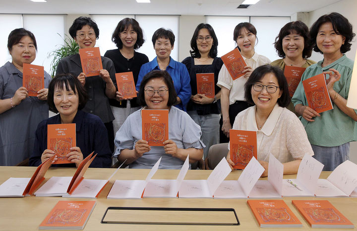 [나주=뉴시스] 동신대학교 미래라이프대학 K-남도문화학과 성인학습자들이 '나주 토박이들이 사랑하는 나만의 장소'를 출간한 뒤 기념사진을 촬영하고 있다. (사진=동신대 제공) photo@newsis.com *재판매 및 DB 금지