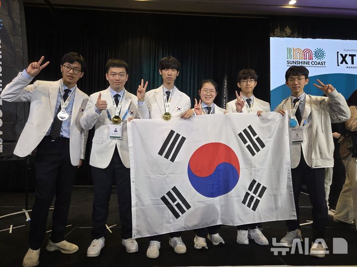 [서울=뉴시스]국제수학올림피아드 한국대표단 전원이 메달 시상식 후 기념 촬영을 하고 있다. 왼쪽부터 장현준, 박경준, 함우주, 윤혜원, 이현준, 조형준 학생. (사진=과학기술정보통신부 제공)