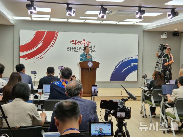 [홍성=뉴시스] 유효상 기자 = 김태흠 충남지사가 22일 도청 브리핑룸에서 기자회견을 갖고 지난 16~18일 사이 도내 내린 폭우 피해 대책을 발표하고 있다. 2025.07.22 yreporter@newsis.com 