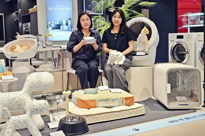 [부산=뉴시스] 부산 신세계 센텀시티는 31일까지 반려동물을 위한 프리미엄 가전·가구를 최대 50%까지 할인하는 '썸머 펫 베스트 상품전'을 진행한다. (사진=신세계 센텀시티 제공) 2025.07.22. photo@newsis.com *재판매 및 DB 금지