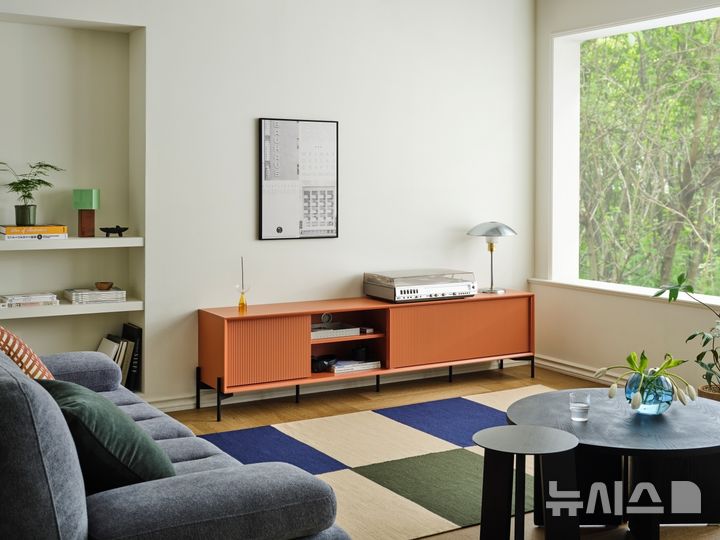 [서울=뉴시스] 플리츠 거실장 코타 오렌지 컬러. (사진= 한샘 제공)