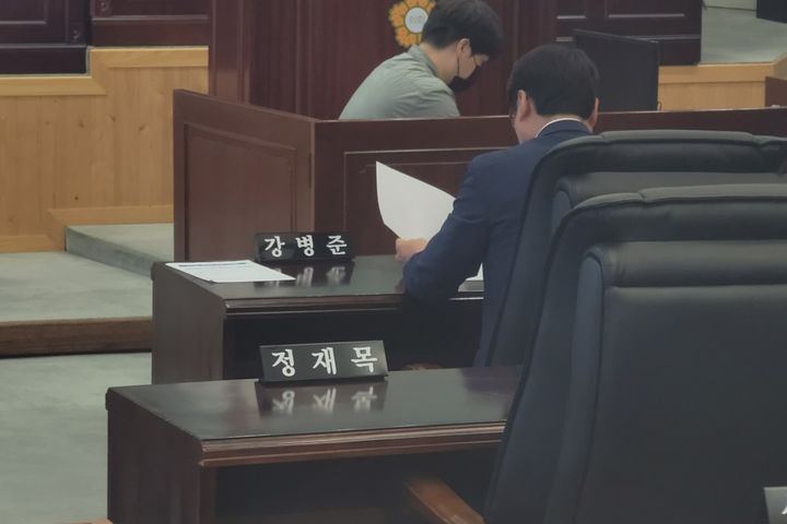 [대구=뉴시스] 이상제 기자 = 대구 남구의회는 22일 제296회 임시회를 열고 정 부의장의 징계안을 상정해 투표를 진행했다. 징계안은 재적 의원 7명 중 찬성 7표로 가결됐다. 2025.07.22. king@newsis.com *재판매 및 DB 금지