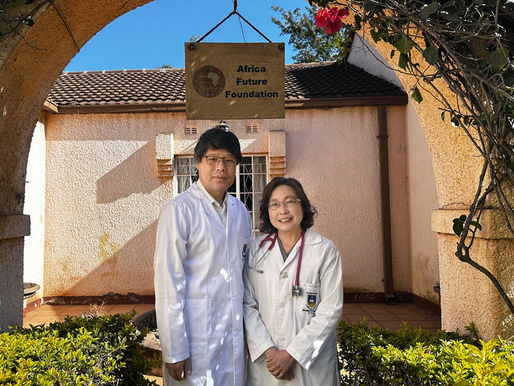 [서울=뉴시스] JW이종호재단은 '2025 JW성천상' 수상자로 강동원 아프리카미래재단 짐바브웨 지부장(왼쪽)과 전진경 메디컬디렉터를 선정했다고 22일 밝혔다. (사진=JW이종호재단 제공) *재판매 및 DB 금지