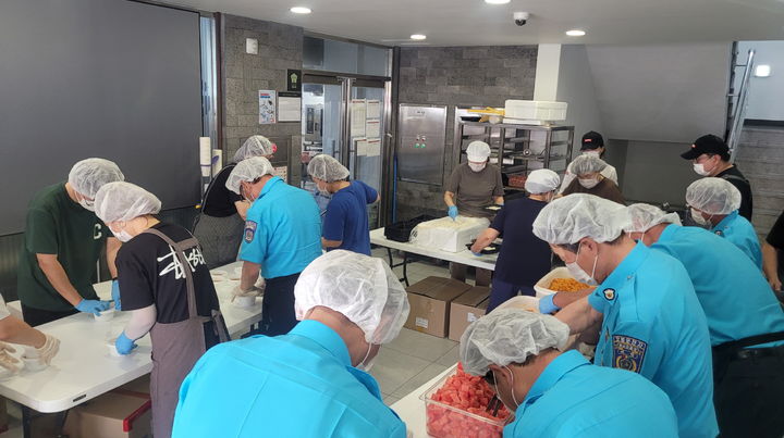 [예산=뉴시스] 백종원 더본코리아 직원들과 자원봉사자들이 호우피해 응급복구 현장에 지원할 도시락을 준비하고 있다.&nbsp; *재판매 및 DB 금지