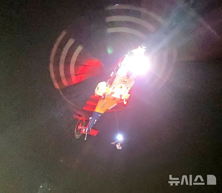 [통영=뉴시스] 신정철 기자= 지난 21일 밤 10시 39분께 경남 통영시 한산면 홍도 근해에서 조업 중 어망 와이어에 맞아 쓰러져 '생사기로에 선 선원'을 통영해양경찰서가 헬기를 이용하여 병원으로 긴급이송했다. 사진은 의식과 호흡이 미약한 50대 환자를 통영해경 경비함정으로 옮겨 심폐소생술을 실시하면서 긴급이송 중 도착한 헬기에 이송하고 있다.(사진=통영해경 제공).2025.07.22. photo@newsis.com *재판매 및 DB 금지