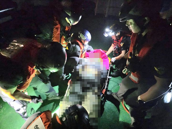 [통영=뉴시스] 신정철 기자= 지난 21일 밤 10시 39분께 경남 통영시 한산면 홍도 근해에서 조업 중 어망 와이어에 맞아 쓰러져 '생사기로에 선 선원'을 통영해양경찰서가 헬기를 이용하여 병원으로 긴급이송했다. 사진은 의식과 호흡이 미약한 50대 환자를 통영해경 경비함정으로 옮겨 심폐소생술을 실시하면서 긴급이송 중 도착한 헬기에 이송하고 있다.(사진=통영해경 제공).2025.07.22. photo@newsis.com *재판매 및 DB 금지