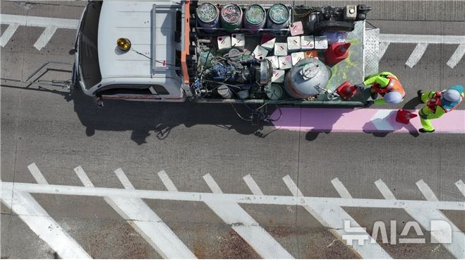 [전주=뉴시스]윤난슬 기자 = 한국도로공사 전북본부는 노면 색깔유도선 바탕색과 갈매기 표지를 동시에 도색하는 자동화 장비를 개발했다고 22일 밝혔다. (사진=도공 전북본부 제공) photo@newsis.com 