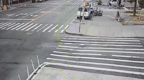 [뉴시스] 사고가 발생한 지난 19일 아침 뉴욕 맨해튼 바워리 스트리트와 캐널 스트리트 교차로의 모습. (영상=뉴욕포스트) 2025.7.22 *재판매 및 DB 금지 *재판매 및 DB 금지