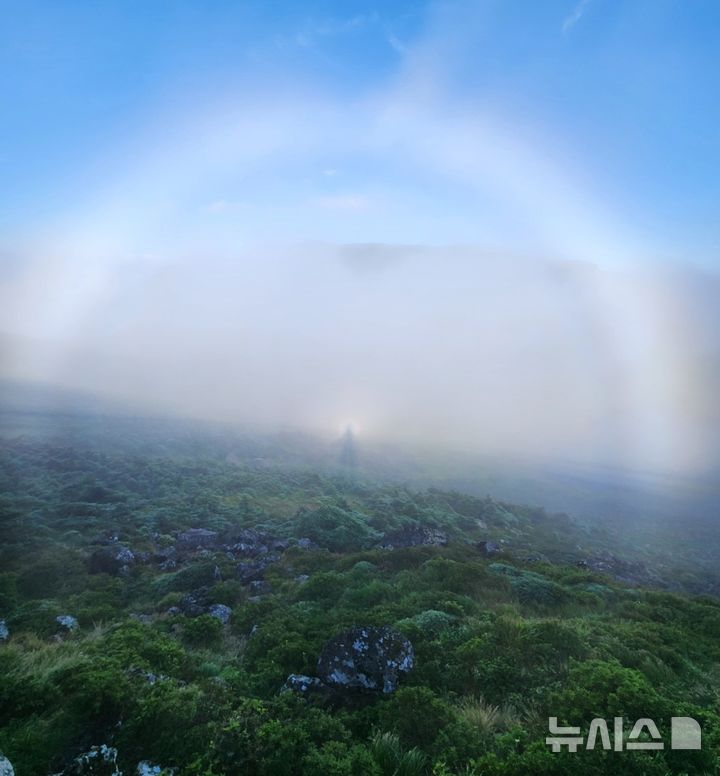 [제주=뉴시스] 22일 오전 7시52분쯤 한라산 정상인 백록담분화구에서 그림자 주변으로 신비한 원형의 고리가 만들어지는 '브로켄현상'이 나타났다. (사진=독자 김경현씨 제공) 2025.07.22. photo@newsis.com