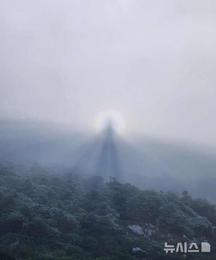 [제주=뉴시스] 22일 오전 7시52분쯤 한라산 정상인 백록담분화구에서 그림자 주변으로 신비한 원형의 고리가 만들어지는 '브로켄현상'이 나타났다. (사진=독자 김경현씨 제공) 2025.07.22. photo@newsis.com
