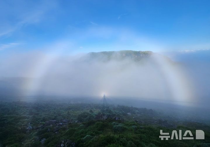 [제주=뉴시스] 22일 오전 7시52분쯤 한라산 정상인 백록담분화구에서 그림자 주변으로 신비한 원형의 고리가 만들어지는 '브로켄현상'이 나타났다. (사진=독자 김경현씨 제공) 2025.07.22. photo@newsis.com
